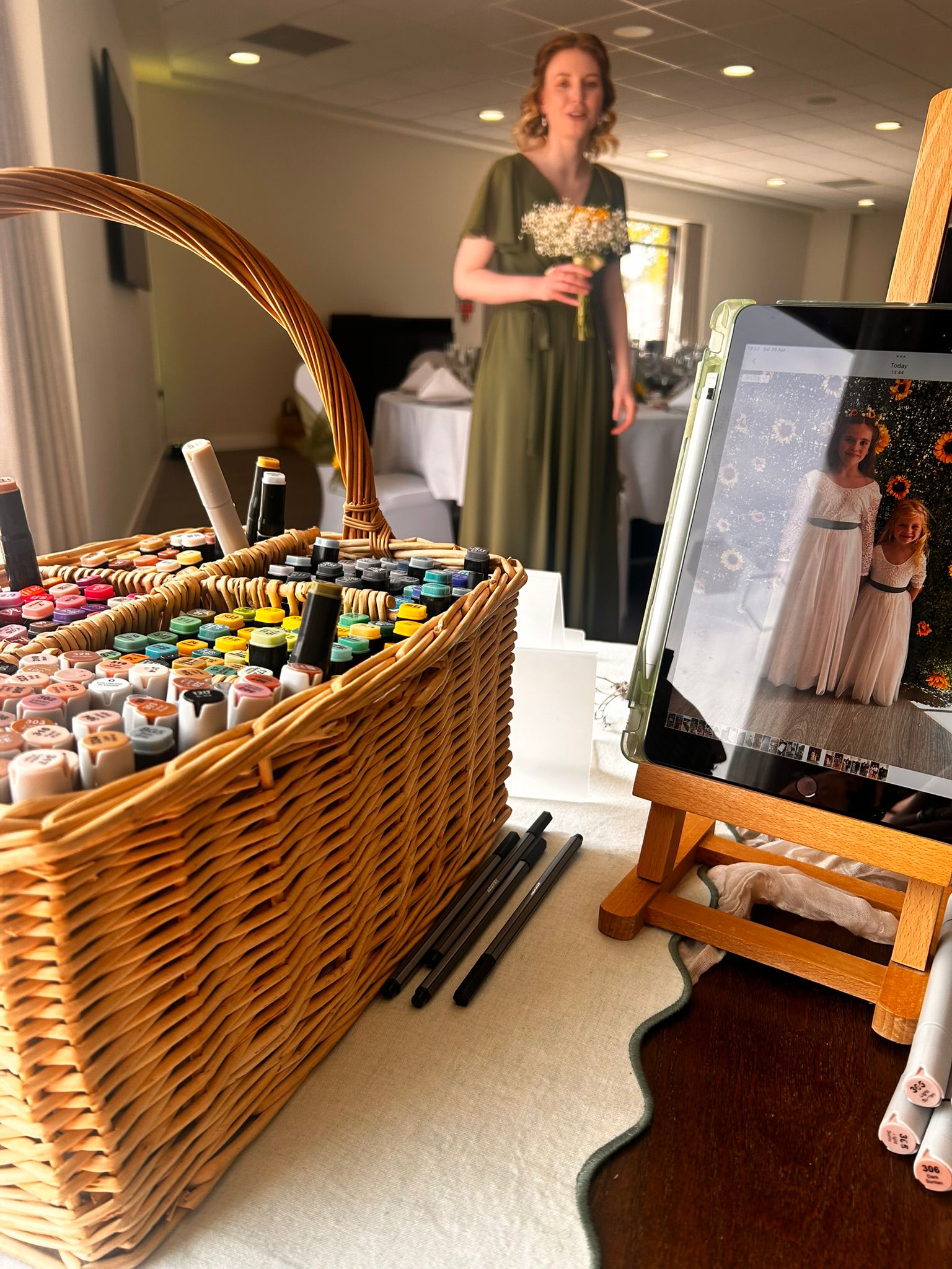 Live illustration moment from a real wedding, photo 22
