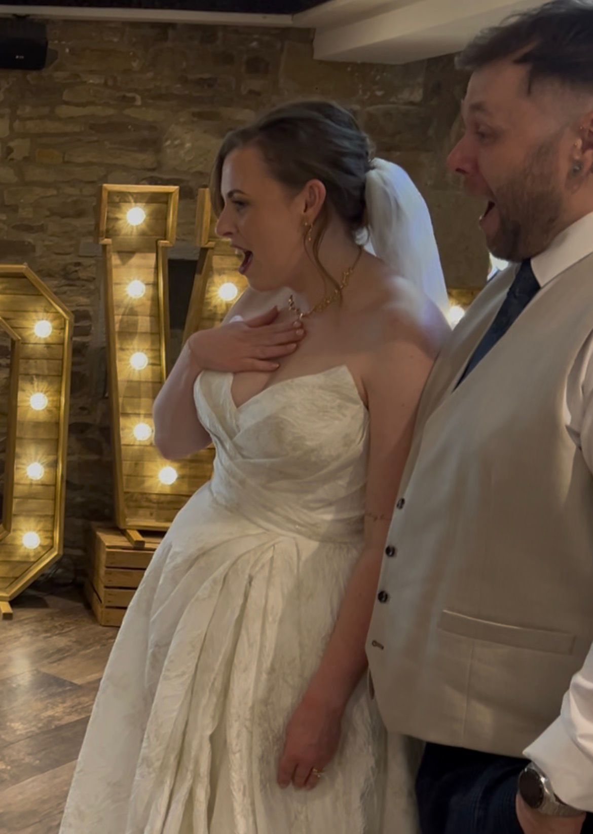 Live illustration moment from a real wedding, photo 5